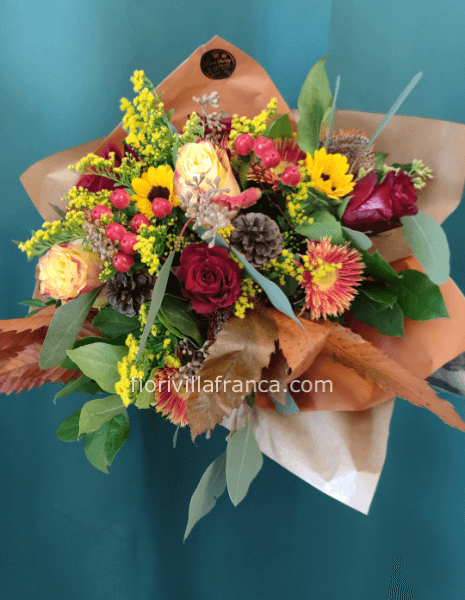 Bouquet di fiori misti colori caldi