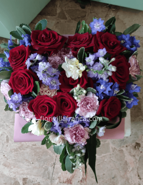 Cuore di fiori freschi, colori intensi.