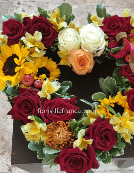 Cuore di fiori misti e colori caldi